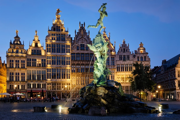 Anversa Grote Markt con la famosa statua di Brabo e la fontana di notte, in Belgio