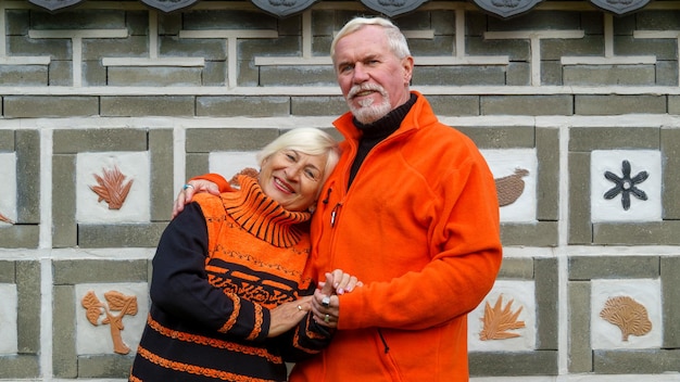 Anziana coppia ottimista dai capelli grigi