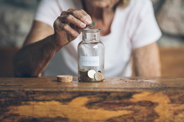 Anziana pensionata e i suoi risparmi