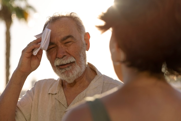 Anziani alle prese con il caldo