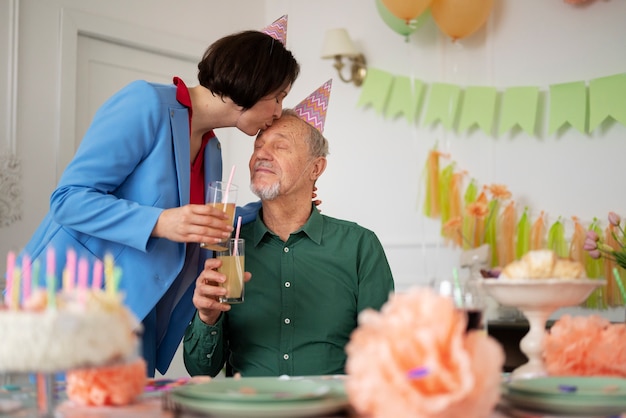 Anziani che festeggiano il loro compleanno