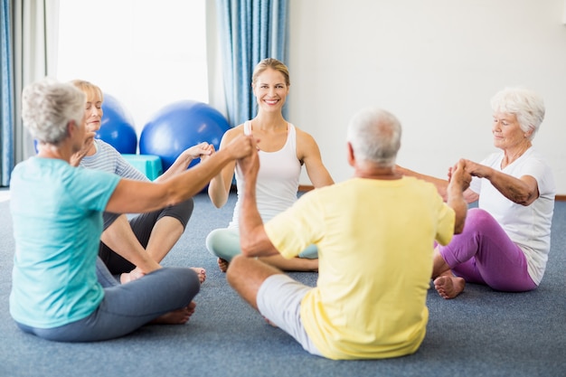 Anziani che praticano yoga