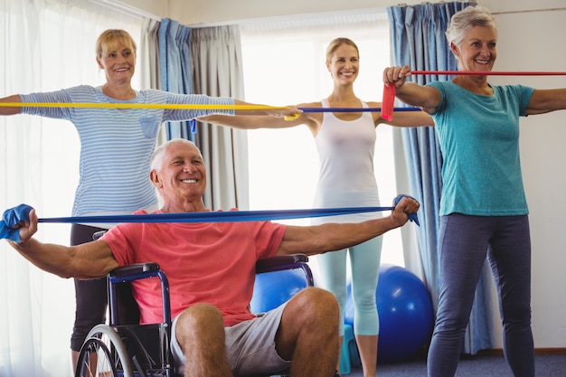 Anziani che si allungano durante le lezioni di fitness