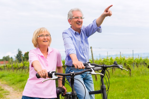 Anziani che si esercitano con la bicicletta