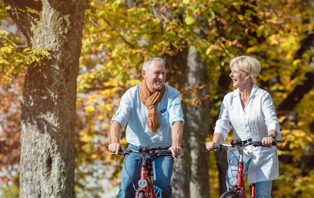 Anziani in bicicletta con tour nel parco