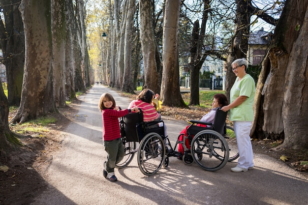 Anziani nel parco insieme