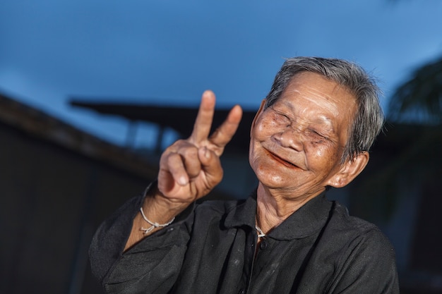 Anziani sorridenti in Tailandia