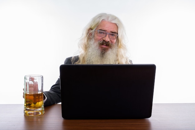 anziano barbuto imprenditore utilizzando laptop sul tavolo di legno