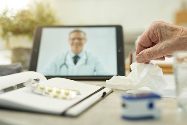 Anziano che ha tutto pronto per la consultazione online con il medico