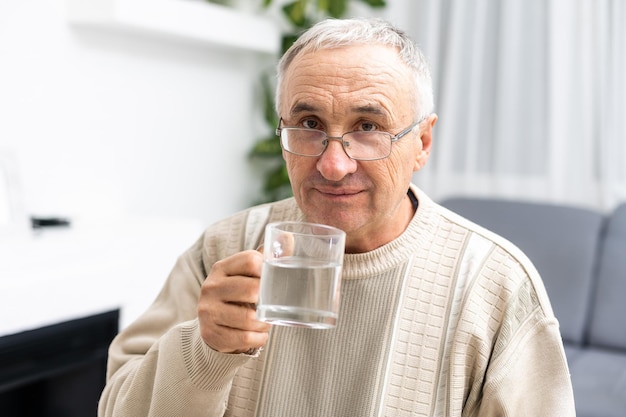 Anziano maschio in camicia di acqua potabile