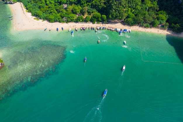 Ao Nang e Rai giacciono con vista aerea del paesaggio della spiaggia di Pranang