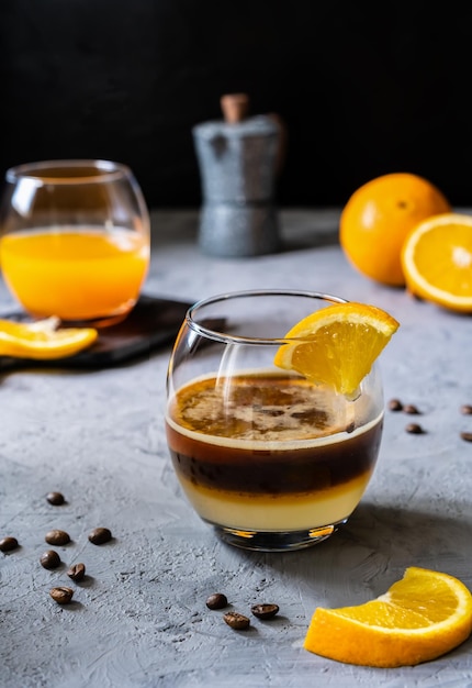 Ape del caffè fatta da strati con succo d'arancia al caffè e sciroppo di caramello