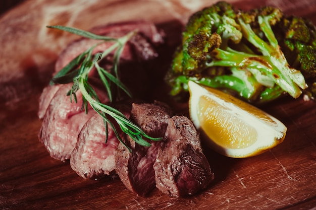 Aperitivo delizioso sulla tavola di legno