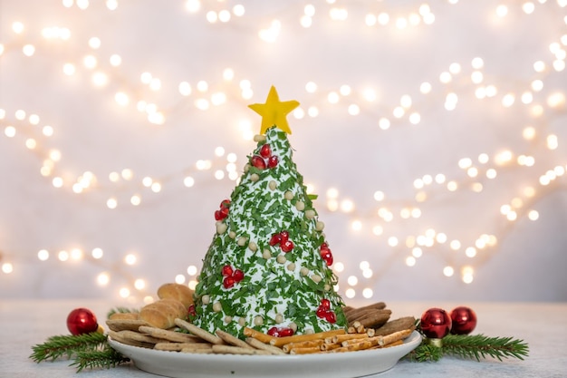 Aperitivo di albero di Natale fatto di formaggio e decorato con erbe