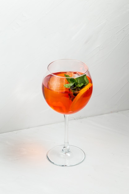 Aperol appetitoso cocktail spritz alla frutta