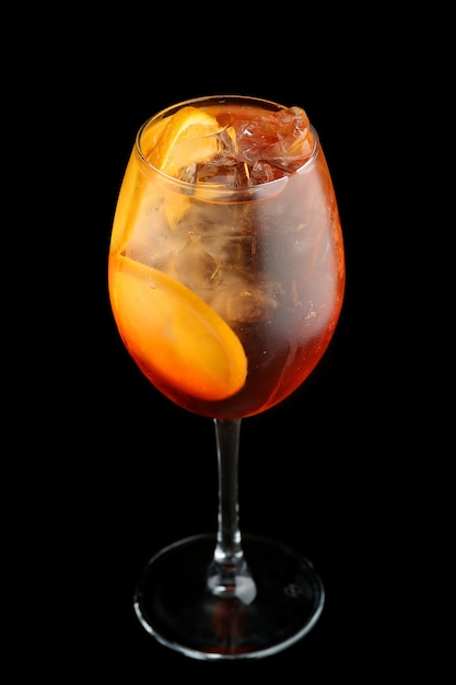 Aperol spritz cocktail con fetta d'arancia su sfondo nero. Cocktail su sfondo nero menu layout bar ristorante