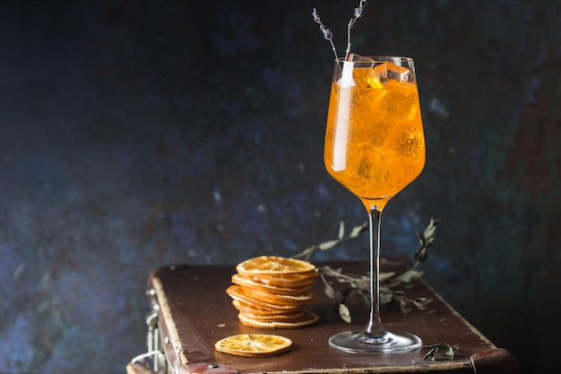 Aperol spritz cocktail in vetro su sfondo scuro