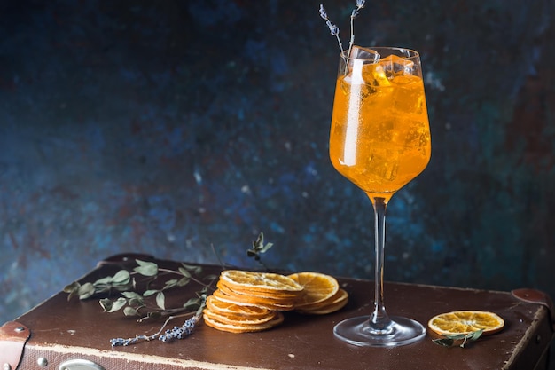 Aperol spritz cocktail in vetro su sfondo scuro