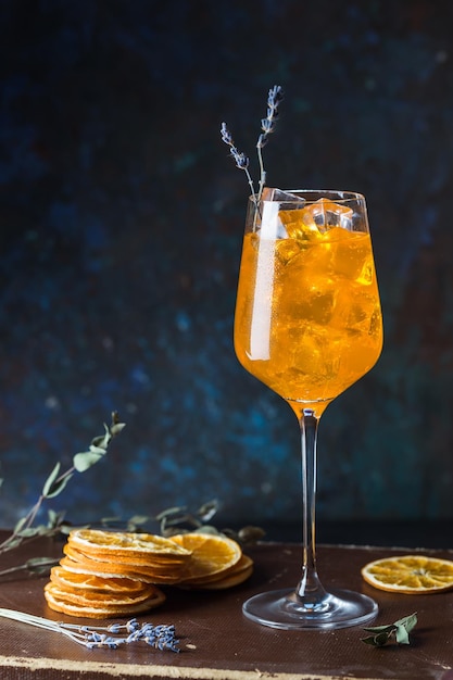 Aperol spritz cocktail in vetro su sfondo scuro