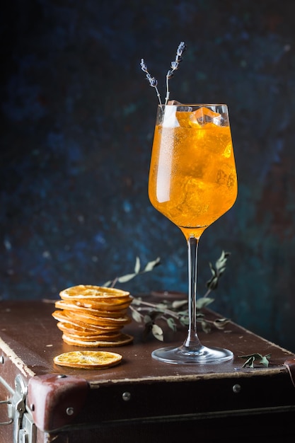 Aperol spritz cocktail in vetro su sfondo scuro