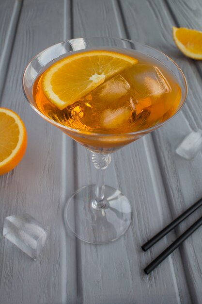 Aperol spritz cocktail nel bicchiere da martini sul tavolo di legno grigio. Copia spazio.