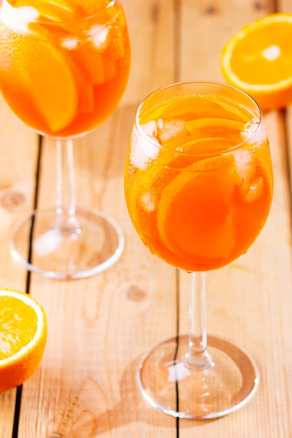 Aperol spritz cocktail su un tavolo di legno