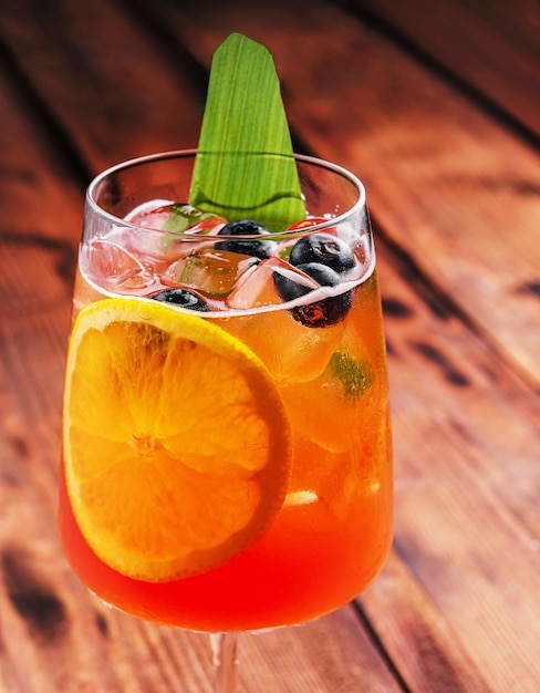 Aperol Spritz con ghiaccio sul tavolo da vicino