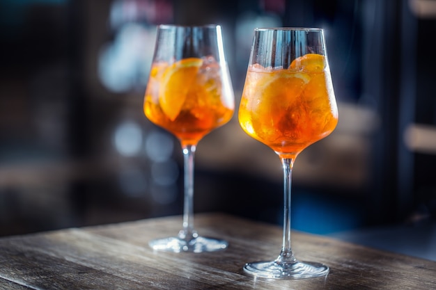 Aperol spritz drink sul bancone del bar in pub o ristorante.