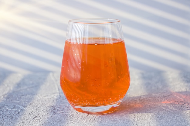 Aperol Spritz italiano cocktail alcolico con cubetti di ghiaccio