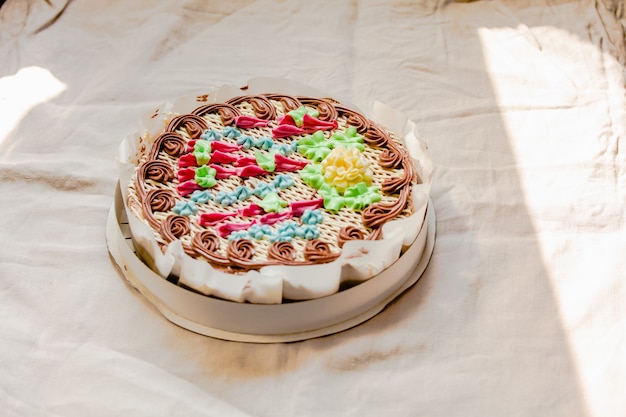 Aperto tradizionale Kiev intera torta rotonda con nocciole e crema al burro vista dall'alto. Torta di noci nella confezione, delizioso dessert. I noti prodotti da forno ucraini. Concetto di cibo festivo e festivo