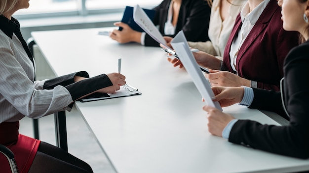 Apertura lavoro. Stiamo assumendo. Donne delle risorse umane corporative che ascoltano il candidato femminile.