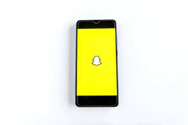 App Snapchat sullo schermo dello smartphone su sfondo bianco Ijui Brazilgiugno 2022