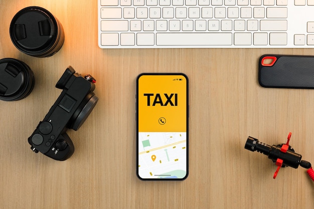 App Taxi Service sullo schermo dello smartphone sul tavolo di legno. Ambiente creatore di contenuti. Fornitore di servizi di mobilità in tutto il mondo.