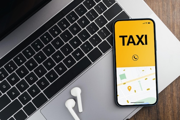 App Taxi Service sullo schermo dello smartphone sul tavolo di legno. Ambiente d'ufficio. Fornitore di servizi di mobilità in tutto il mondo.