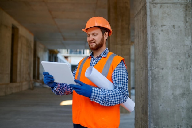 Appaltatore che utilizza tablet digitale in cantiere