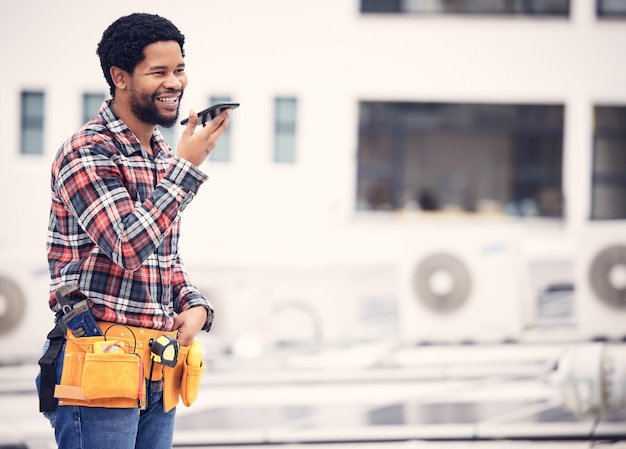 Appaltatore di telefonate con altoparlante e felice uomo di colore che parla di chat o networking durante la conversazione cellulare Discorso della nota di posta vocale alla comunicazione mobile per la consulenza del tuttofare maschile sul contatto dello smartphone