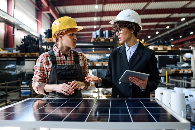 Appaltatore o manager fiducioso che spiega il punto di lavoro dell'ingegnere femminile