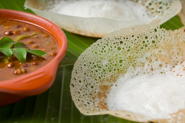 Appam o velliappam o kallappam o paalappam gustoso e delizioso articolo per la colazione nel sud dell'India