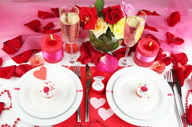 Apparecchiare la tavola in onore del primo piano di San Valentino
