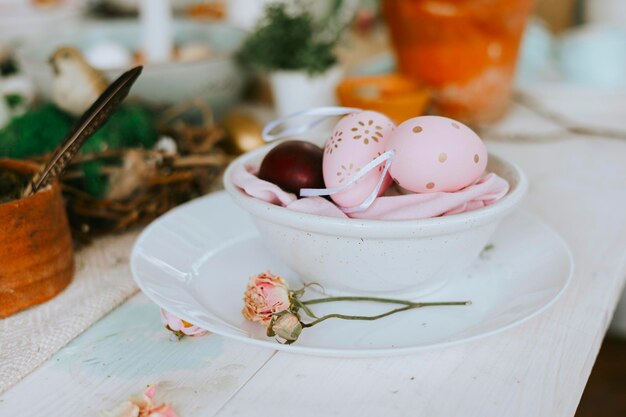 Apparecchiare la tavola per l'impostazione della festa di Pasqua per la celebrazione della Buona Pasqua in stile rustico primavera casa di campagna