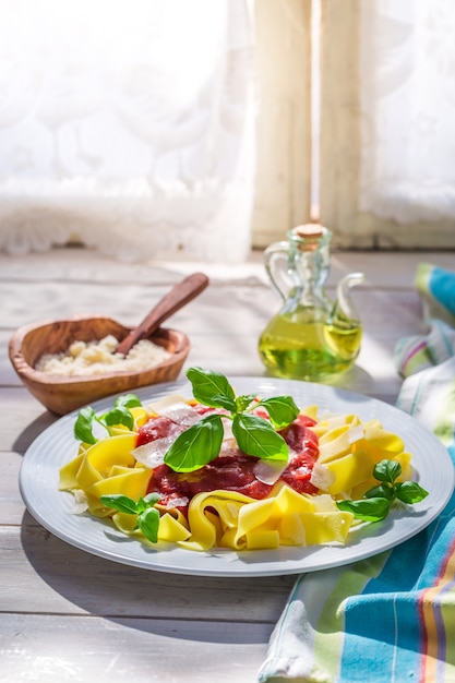 apparecchiare la tavola per una cena