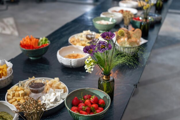 Apparecchiare la tavola sfiziosi snack e frutta fiori e addobbi per eventi importanti e familiari