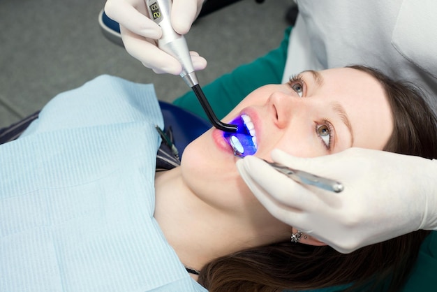 Apparecchiatura a luce ultravioletta dentista