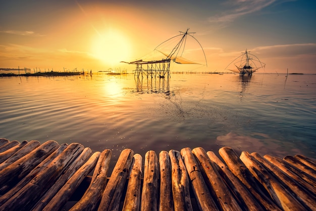 Apparecchiature a rete quadrate tradizionali all'alba nel canale Pakpra, Phatthalung, Thailandia