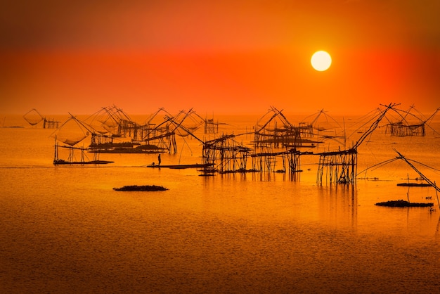 Apparecchiature a rete quadrate tradizionali all'alba nel canale Pakpra, Phatthalung, Thailandia