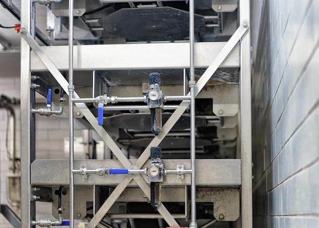 Apparecchiature automatizzate per la produzione di formaggio Gruyere de Comte in caseificio in Franca Contea, Borgogna, Francia.