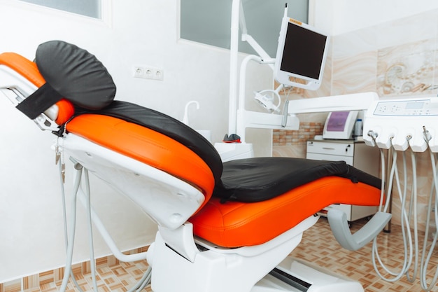 Apparecchiature mediche per odontoiatria e concetto di odontoiatria l'interno di un nuovo moderno studio dentistico con sedia