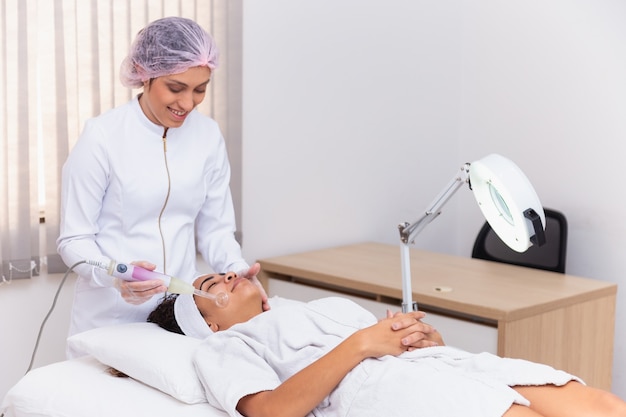 Apparecchio di cosmetologia Darsonval. Procedura di pulizia del viso. Trattamento per la cura della pelle del salone. Hardware per dermatologia professionale. Attrezzature termali elettriche. Dispositivo paziente di medicina. Rimozione dell'acne