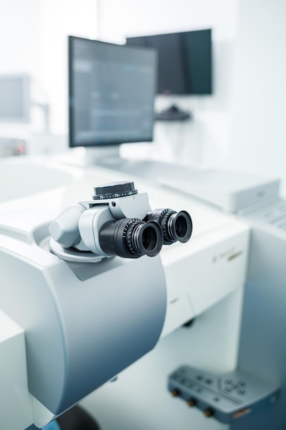 Apparecchio microscopico per il controllo della vista. Oftalmologia e trattamento delle malattie degli occhi. Clinica oculistica, concetto di optometrista