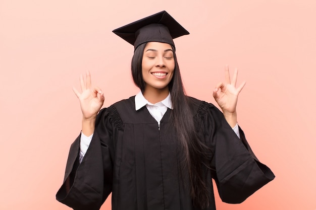 apparire concentrato e meditare, sentirsi soddisfatto e rilassato, pensare o fare una scelta